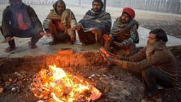 कश्मीर में कड़ाके की ठंड से जम गए झरने, दिल्ली में छाई धुंध 