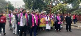क्रिसमस के उपलक्ष्य पर शहर में निकाली गई भव्य शोभायात्रा 