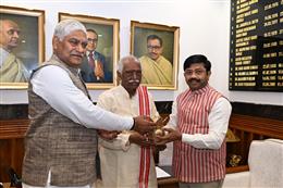राज्यपाल बंडारू दत्तात्रेय को महाकुंभ 2025 का निमंत्रण