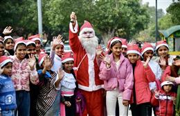 क्रिसमस की पूर्व संध्या पर सेक्टर 17  प्लाजा में लड़कियों के अधिकारों पर नुक्कड़ नाटक का हुआ मंचन