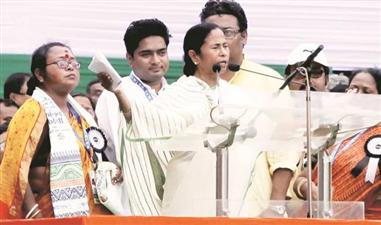  ममता बनर्जी का बड़ा सियासी दांव, बंगाल में 'घर-घर' बांटेंगी गाय  