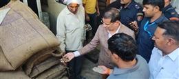 राज्य मंत्री राजेश नागर का हिसार के उकलाना डिपो पर छापा, ट्रक और गोदाम में मिले गीले गेहूं के कट्टे