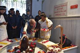 राज्यपाल बंडारू दत्तात्रेय बांके बिहारी मंदिर में पूजा कर लिया आशीर्वाद