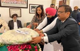 ਪੰਜਾਬ ਸਰਕਾਰ ਵੱਲੋਂ ਹਰਜੋਤ ਸਿੰਘ ਬੈਂਸ ਅਤੇ ਕੇ.ਏ.ਪੀ.ਸਿਨਹਾ ਵਲੋਂ ਮਨਮੋਹਨ ਸਿੰਘ ਨੂੰ ਸ਼ਰਧਾਂਜਲੀ ਭੇਟ