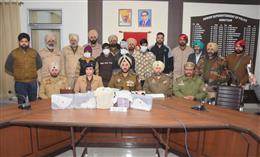 पंजाब पुलिस ने सीमा पार से चलाए जा रहे नशा और हथियार तस्करी गिरोह का भंडाफोड़ किया