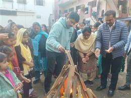 बापूधाम कॉलोनी के किताबघर में मनाई गई ‘कुड़ियां दी लोहड़ी’