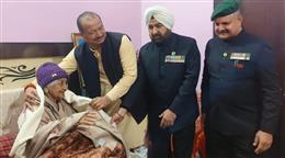 नेताजी सुभाषचंद्र बोस की जयंती पराक्रम दिवस पर वीरांगना सीता देवी को किया सम्मानित
