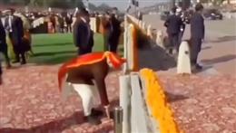 पीएम की इस छोटी सी पहल ने लोगों को दिया बड़ा संदे, उपराष्ट्रपति के स्वागत के लिए जाते वक्त पीएम ने उठाया कूड़ा