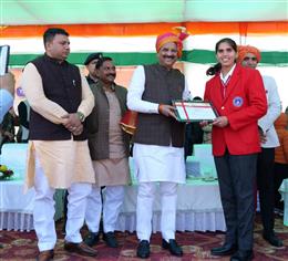 सोनीपत के दुभेटा गांव की  क्रिकेटर अदिति श्योराण को मंत्री कृष्ण बेदी ने किया सम्मानित
