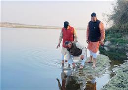 मुख्यमंत्री के पूर्व मीडिया सलाहकार राजीव जैन ने दहिसरा में किया यमुना के जल से आमचन
