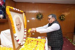 राज्यपाल द्वारा शहीद दिवस पर महात्मा गांधी को श्रद्धांजलि अर्पित