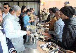 यात्रियों को अच्छा खाना उपलब्ध कराने की कोशिश  : अनिल विज