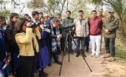 विश्व वेटलैंड दिवस पर स्कूल और कॉलेज के स्टूडेंट्स ने सुखना लेक पर दूरबीन से देखे माइग्रेटरी बर्ड्स 