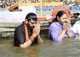 मुख्यमंत्री नायब सिंह सैनी ने अपनी धर्मपत्नी के साथ गुरुवार महाकुंभ में लगाई आस्था की डुबकी