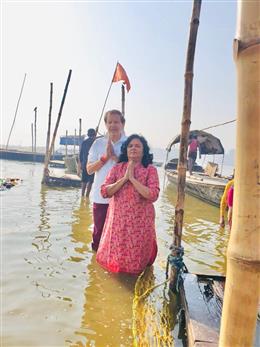 सहकारिता मंत्री डॉ अरविंद शर्मा ने सपरिवार संगम पर लगाई डुबकी 