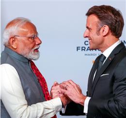 पीएम मोदी ने पेरिस में बड़ी कंपनियों के सीईओ से की मुलाकात 