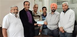 नई एंबुलेंस खरीदने के लिए दान दिया ₹100000 