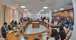 विस अध्यक्ष ने कर्मचारियों के साथ की प्रबोधन कार्यक्रम की समीक्षा