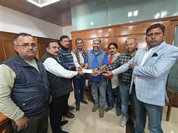 कैंसर पीड़ित पत्रकार अर्चना सेठी को एमडब्ल्यूबी ने दी 1 लाख रुपए की आर्थिक मदद