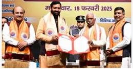मुख्यमंत्री नायब सिंह सैनी को कुरुक्षेत्र विश्वविद्यालय द्वारा डॉक्टर ऑफ लिटरेचर की मानद उपाधि से किया गया अलंकृत