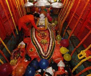 इलाहाबाद के इस मंदिर में लेटे हुए हैं हनुमान जी