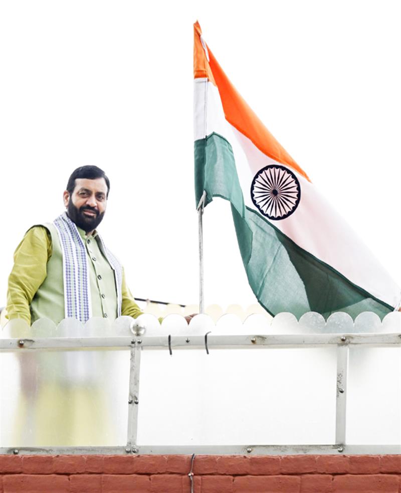 ਹਰਿਆਣਾ ਦੇ ਮੁੱਖ ਮੰਤਰੀ ਨਾਇਬ ਸੈਣੀ ਆਪਣੇ ਨਿਵਾਸ ਤੇ ਝੰਡਾ ਚੜਾਉਂਦੇ ਹੋਏ। 
